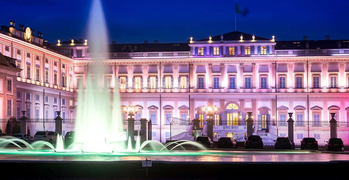 Fontana illuminata di notte a Monza, simbolo di eventi per Capodanno a Monza e provincia.
